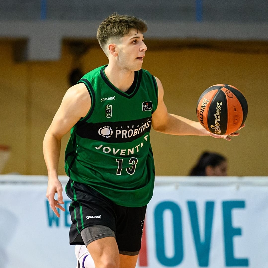 Adriá Domínguez durante un partido con Badalona. BADALONA