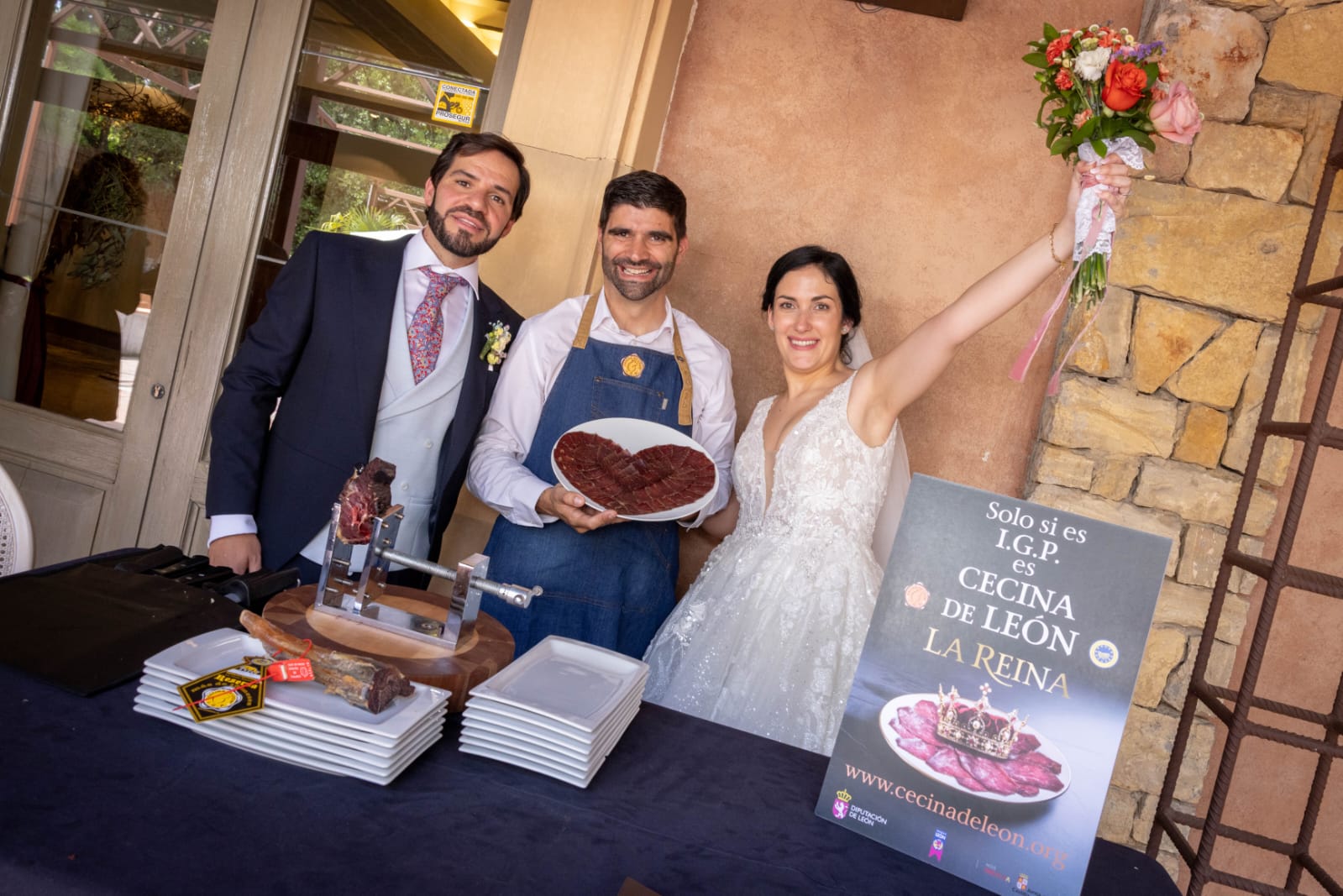 Una pareja de Madrid dándose el ‘sí, quiero’ con ‘Cecina de León’. |L.N.C.