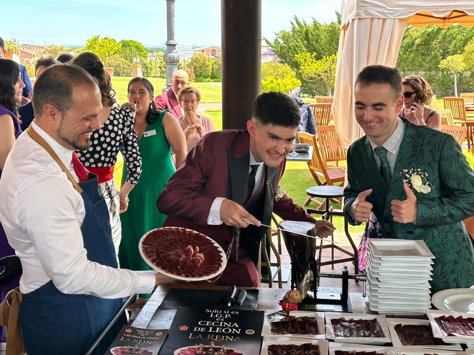 Novios de León dándose el 'sí, quiero' con 'Cecina de León'. | L.N.C.