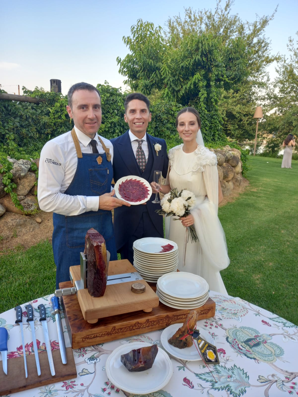 Novios de Cáceres dándose el 'sí, quiero' con 'Cecina de León'. | L.N.C.