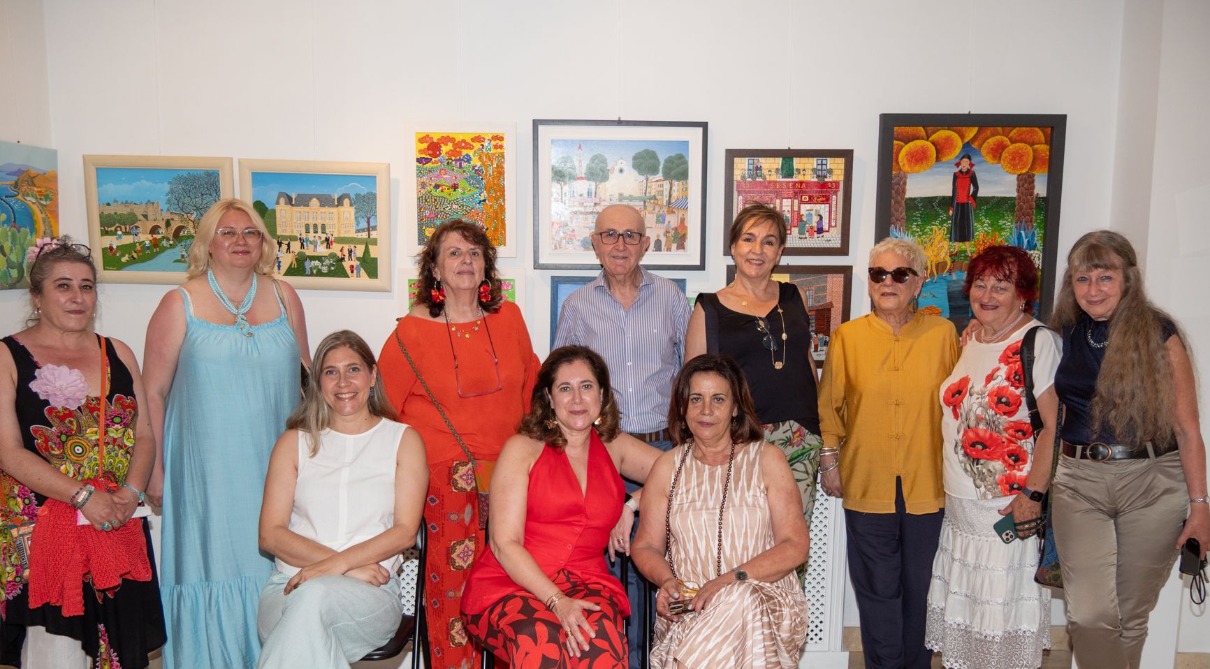 El grupo de autores que asistió a la inauguración de la exposición en la galería Alemi de la capital provincial junto a la galerista. | VICENTE GARCÍA