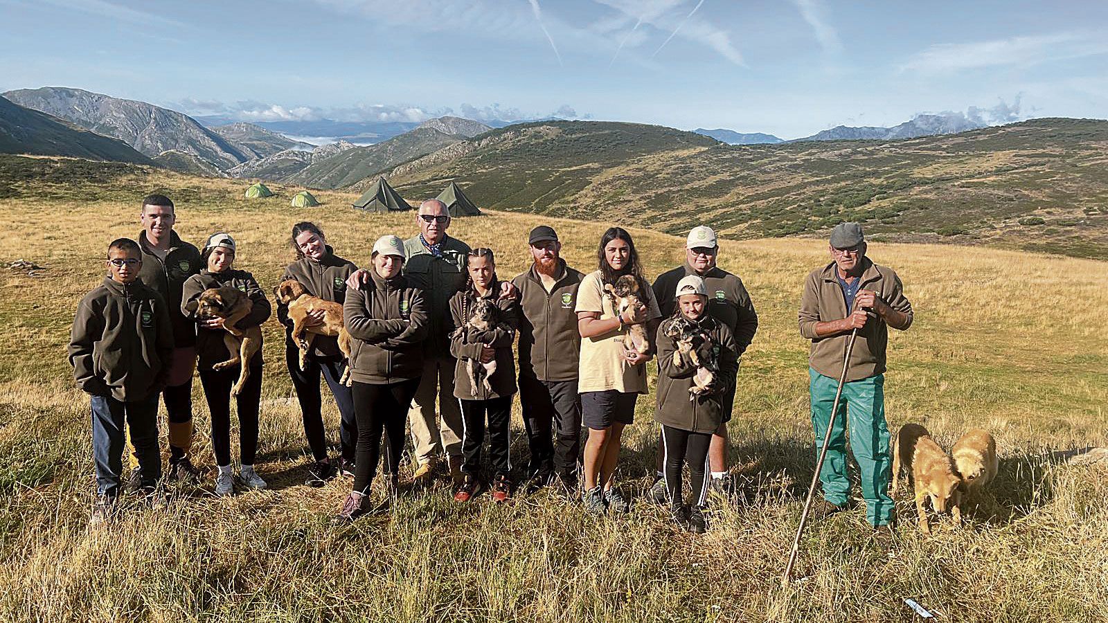 Foto de familia de los participantes en esta séptima edición de la Aventura Trashumante. | REPORTAJE GRÁFICO DE DAVID RUBIO