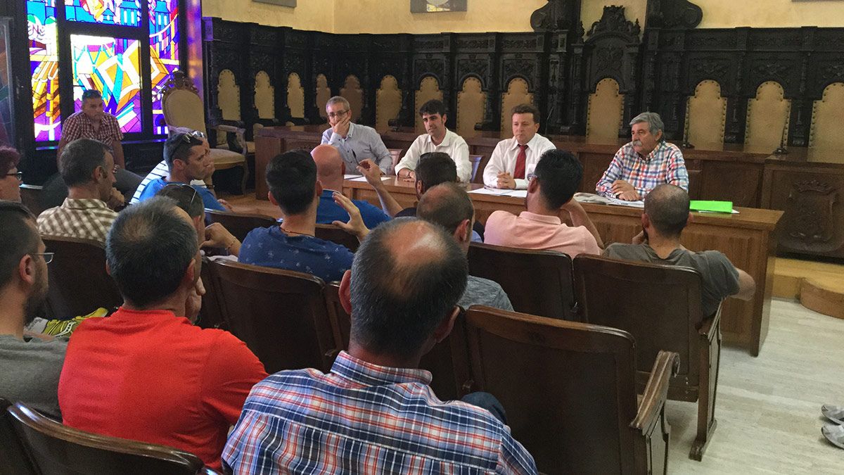 Los autónomos reunidos con Robher Asesores y los concejales Manuel Ortiz y Pablo Peyuca. | LNC