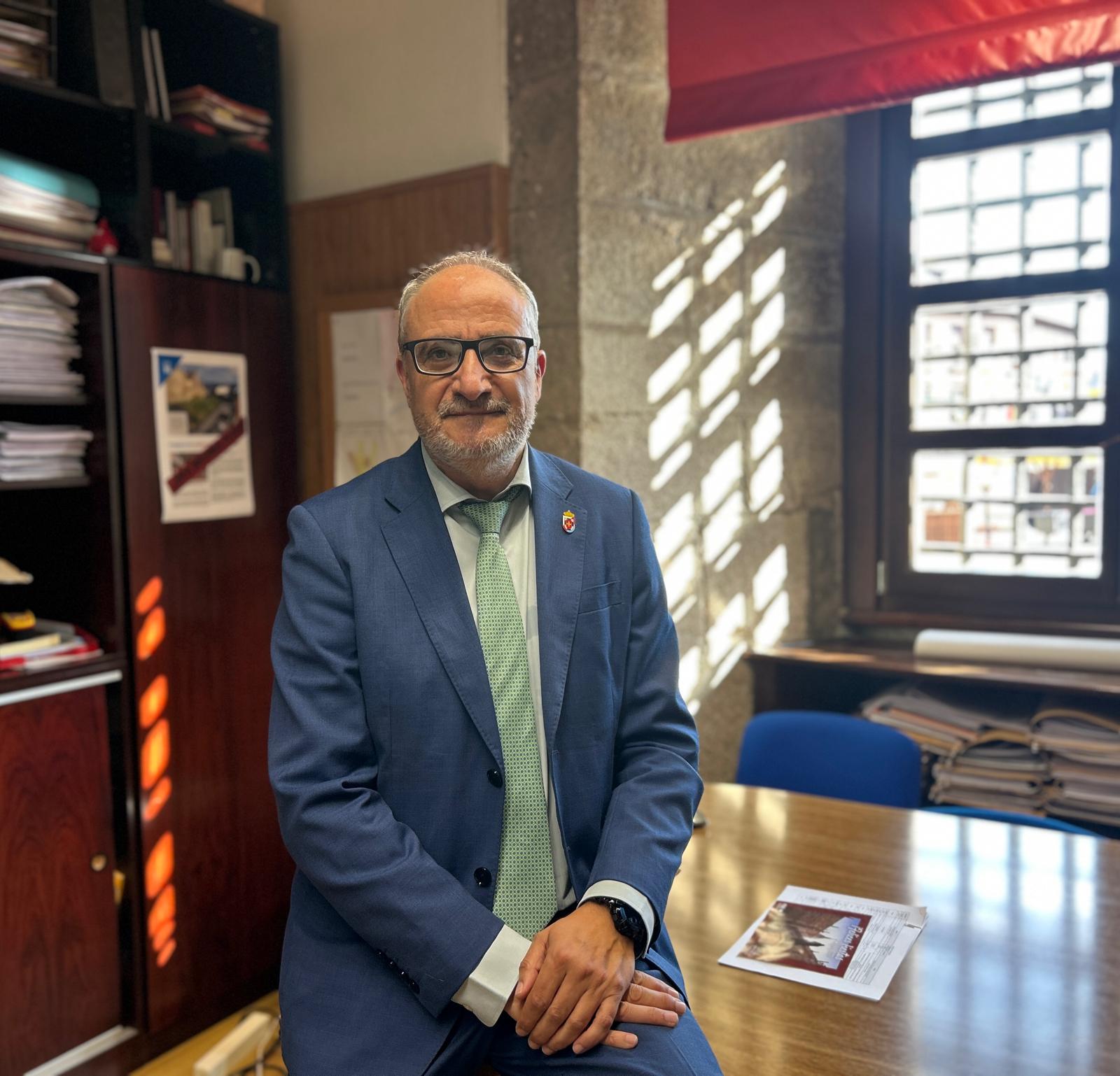 Olegario Ramón en el despacho del PSOE en el Ayuntamiento de Ponferrada. 