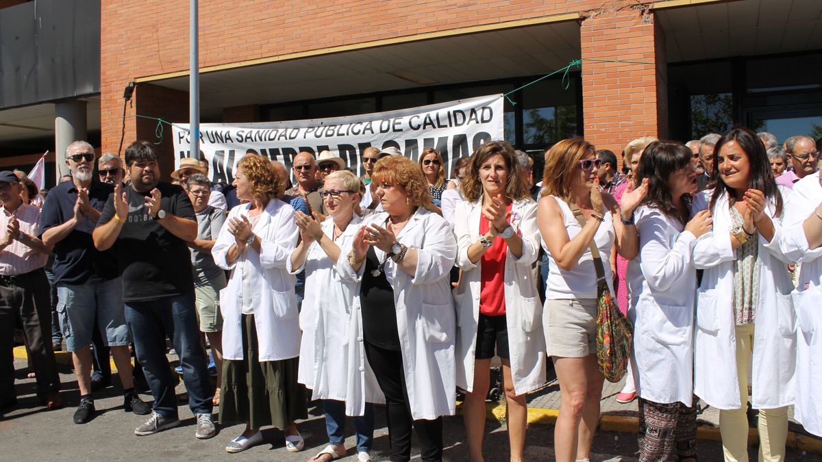 Los manifestantes gritaron, a las puertas del Hospital del Bierzo consignas en contra del gerente del centro y de la Junta. | L. N. C.