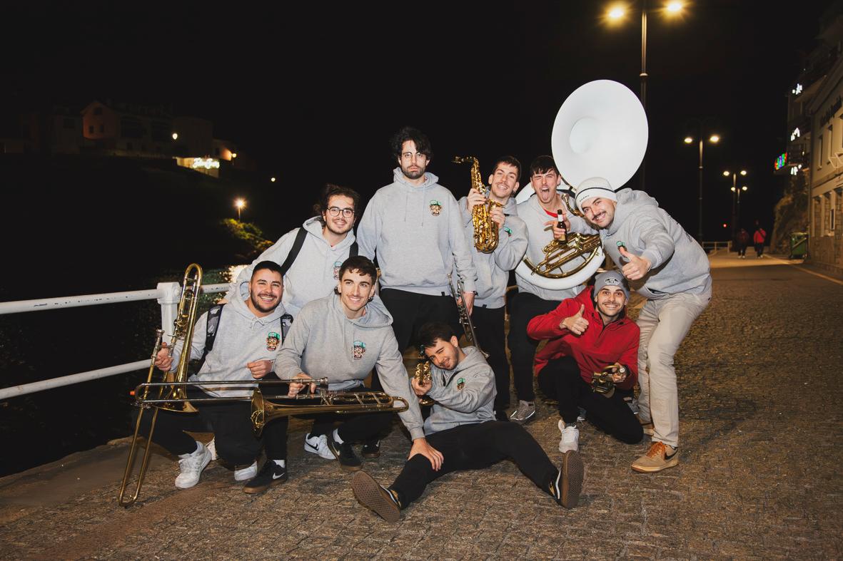 Integrantes de la agrupación leonesa ‘Sin Control’ que este viernes inicia un tour europeo de 15 días tocando su música por las calles. | L.N.C.