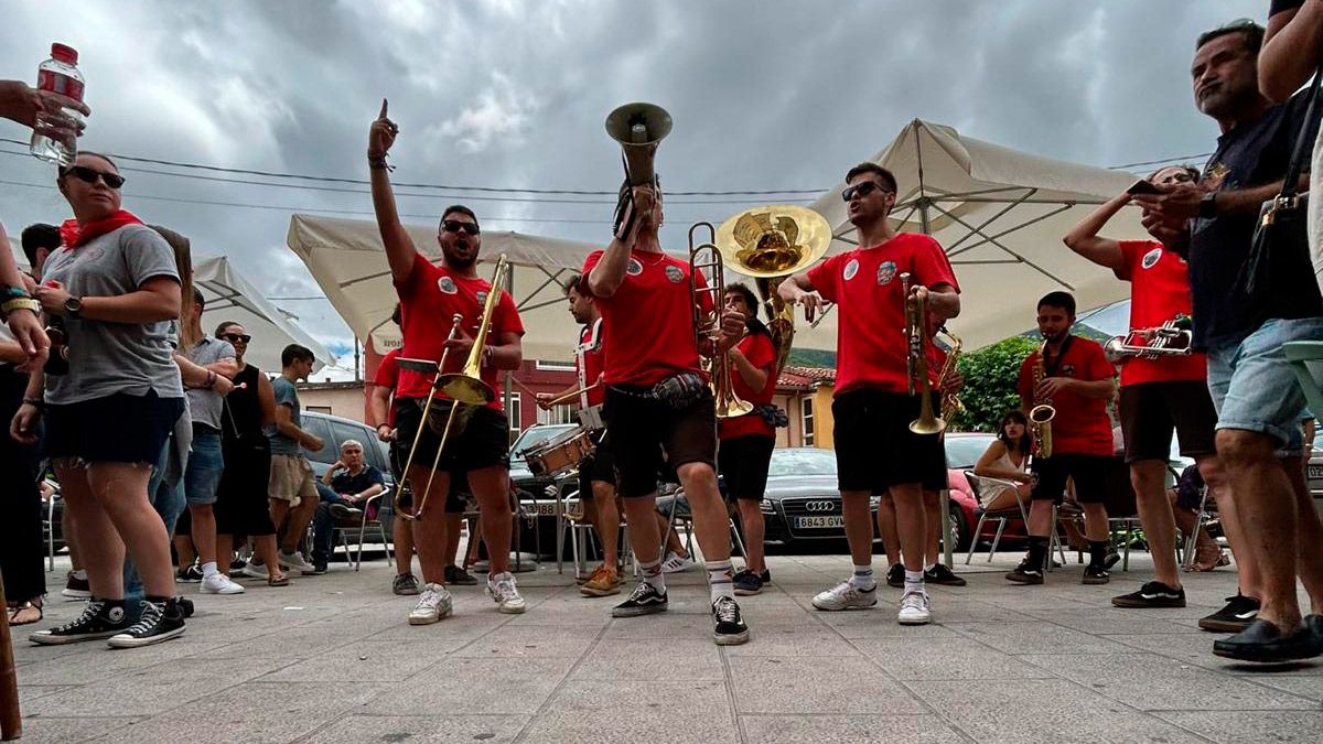 La 'Sin Control' en una de sus actuaciones por la provincia. | L.N.C. La 'Sin Control' en una de sus actuaciones por la provincia. | L.N.C.