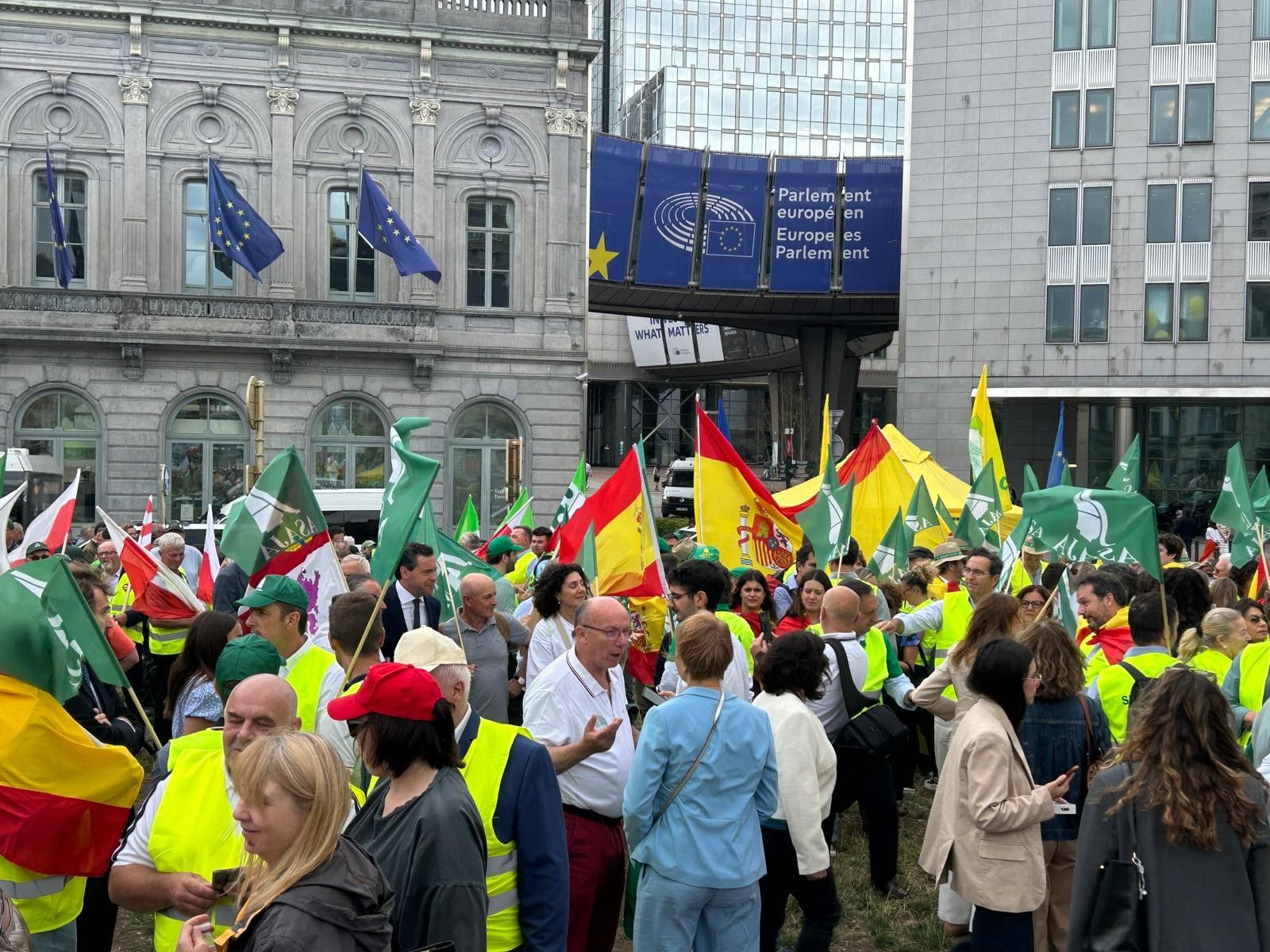 Movilización este miércoles en Bruselas frente a al Parlamento Europeo para reclamar una PAC "más fuerte". | L.N.C. Movilización este miércoles en Bruselas frente a al Parlamento Europeo para reclamar una PAC "más fuerte". | L.N.C.