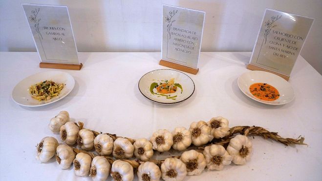 Bares y restaurantes ofrecen platos y tapas con base de ajo.AYTO. SANTA MARINA