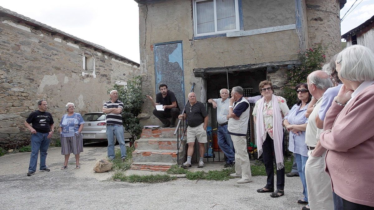 Uno de los concejos de vecinos celebrados en la localidad leonesa de Truchillas y que forma parte del documental que se presenta hoy en Cerezales del Condado. | ASOCIACIÓN FACEIRA