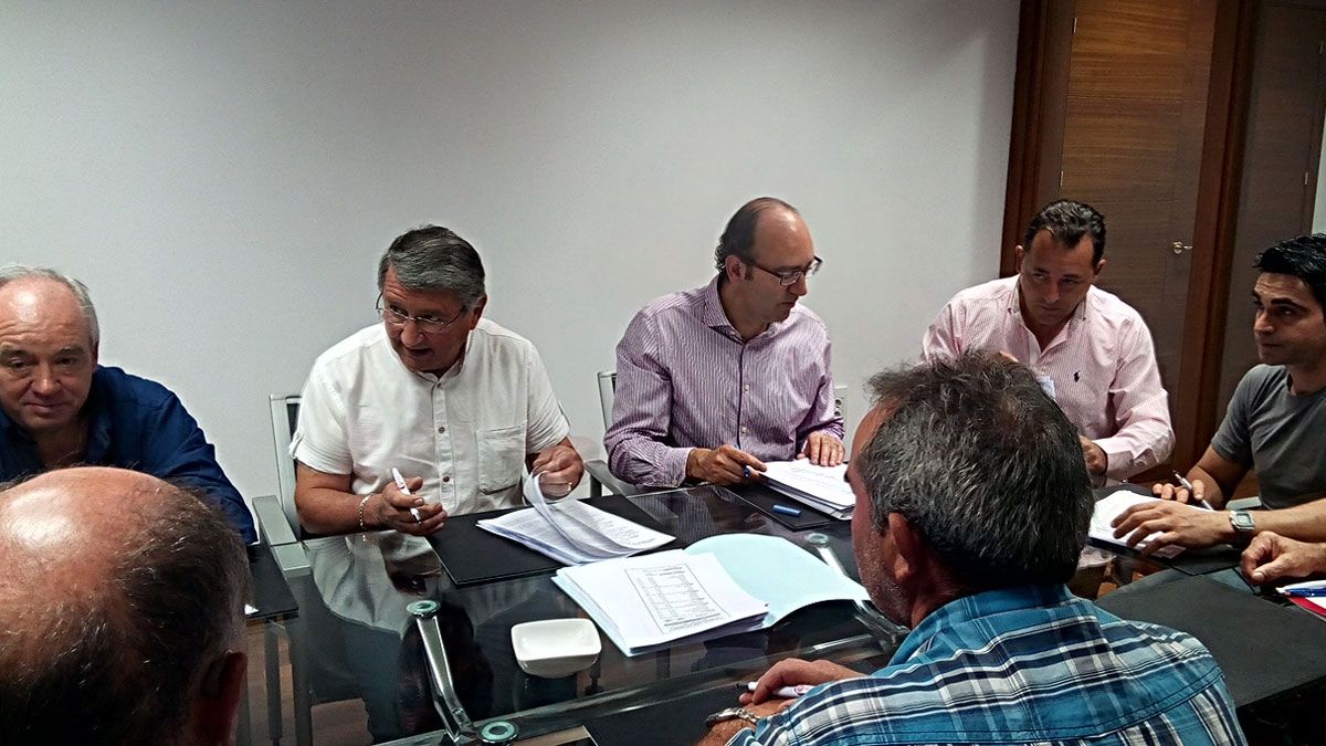 Momento de la firma del convenio entre patronal y trabajadores. | L.N.C.