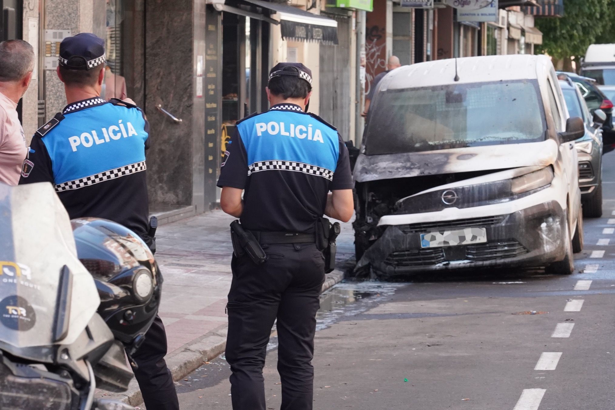 Arde una furgoneta en la avenida de San Mamés de León. | CAMPILLO (ICAL)
