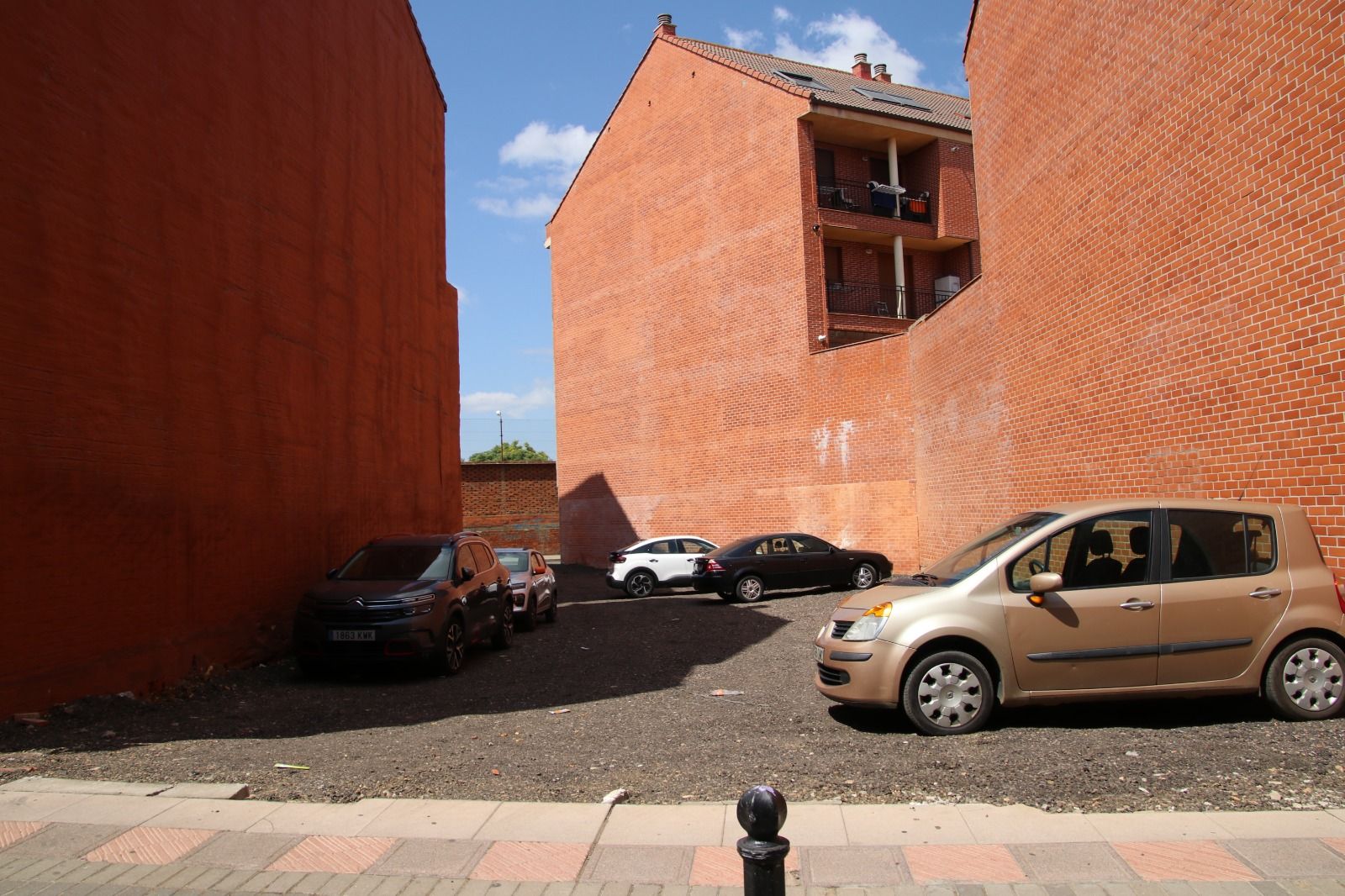 Uno de los nuevos aparcamientos habilitados en la localidad. | L.N.C. Uno de los nuevos aparcamientos habilitados en la localidad. | L.N.C.