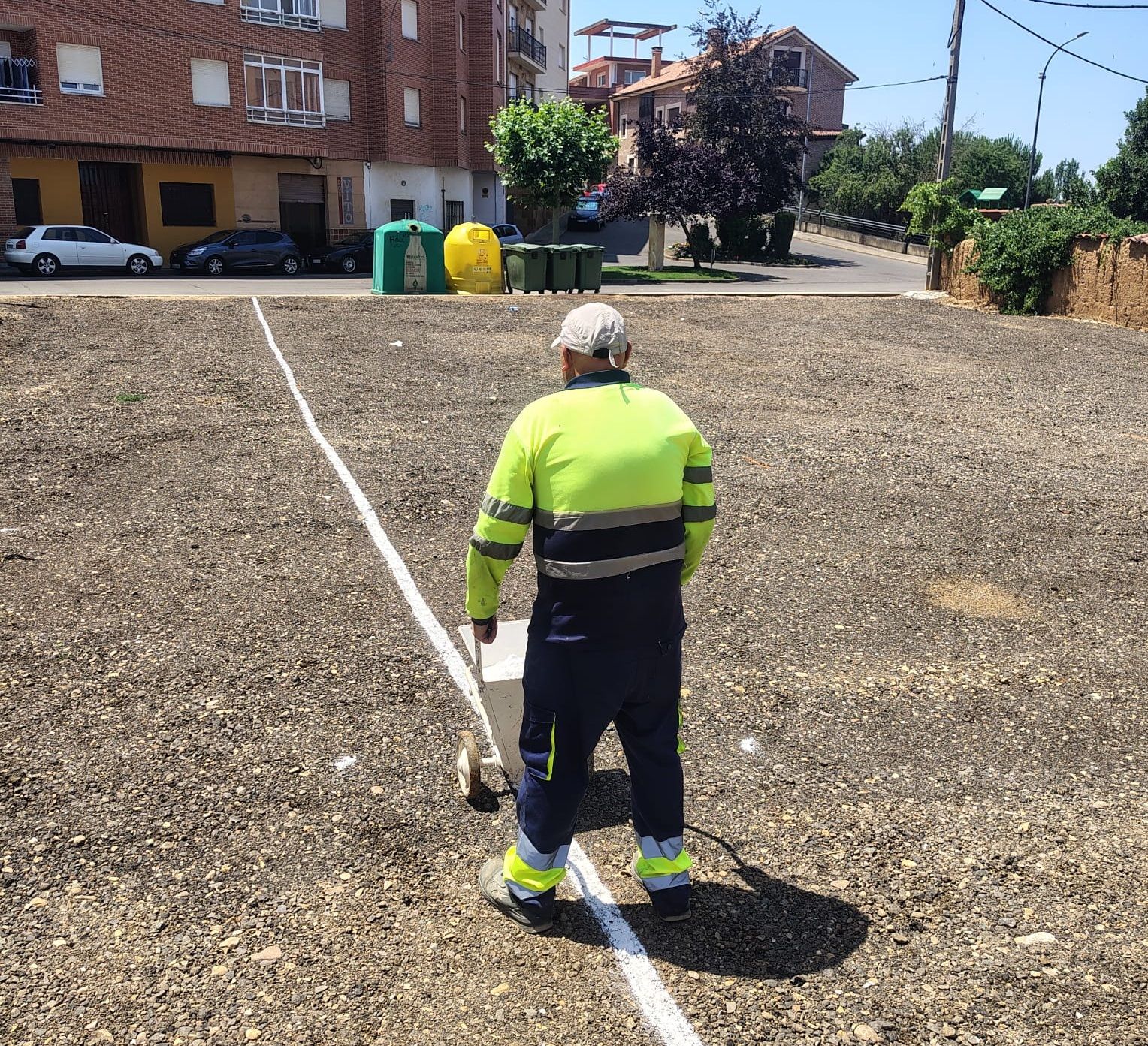 Un operario municipal pintando las plazas de aparcamiento en uno de los solares. | L.N.C.