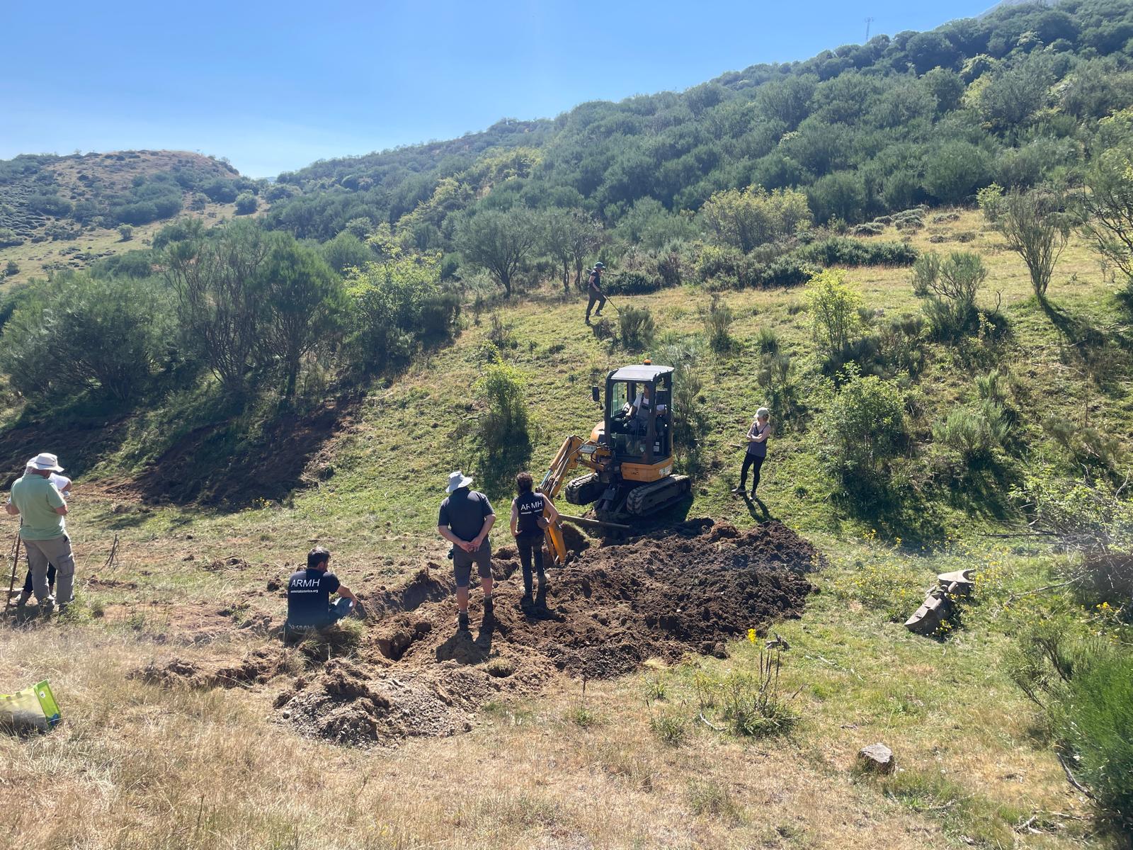 Aparecen casquillos de bala y restos humanos en una fosa común en Villamanín. | ARMH Aparecen casquillos de bala y restos humanos en una fosa común en Villamanín. | ARMH