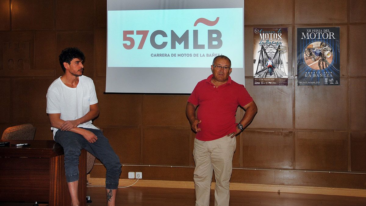 Víctor Cañueto y Tomás Gallego, ayer durante la presentación de la página web de la 57 Carrera de Motos. | P.J. Abajo