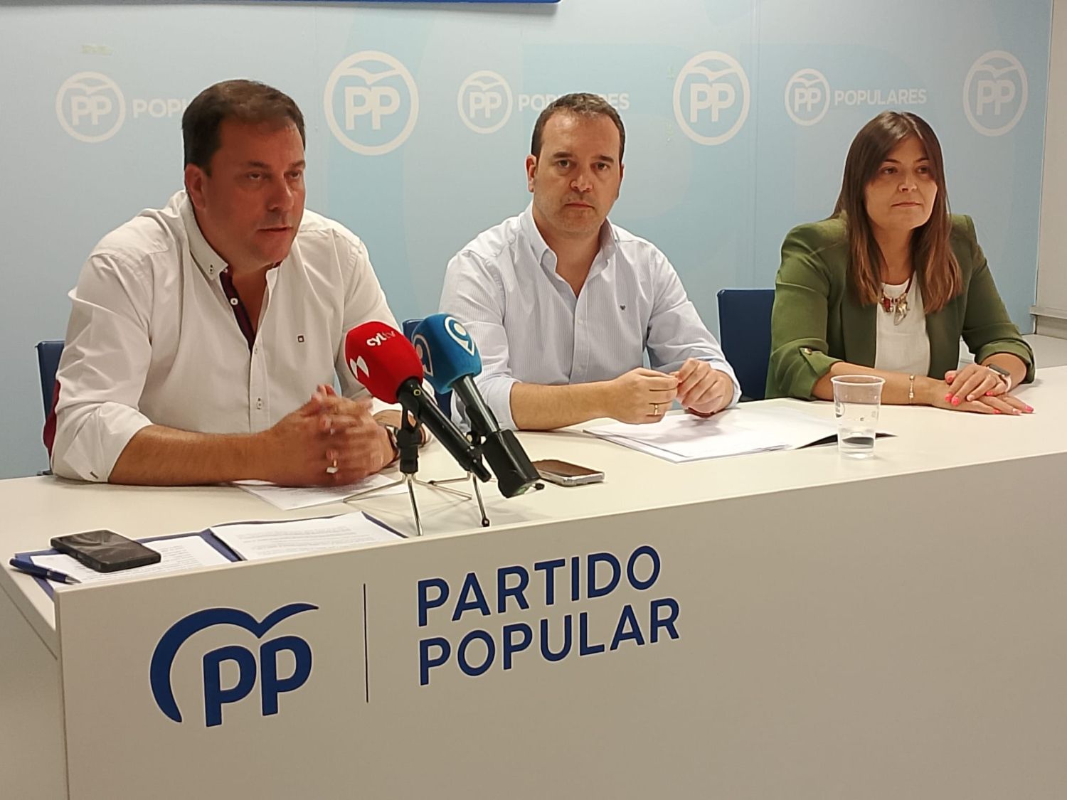 Antonio Mendoza, Ricardo Gavilanes y Beatriz Coelho, durante su comparecencia de este miércoles en la sede del PP | L.N.C.