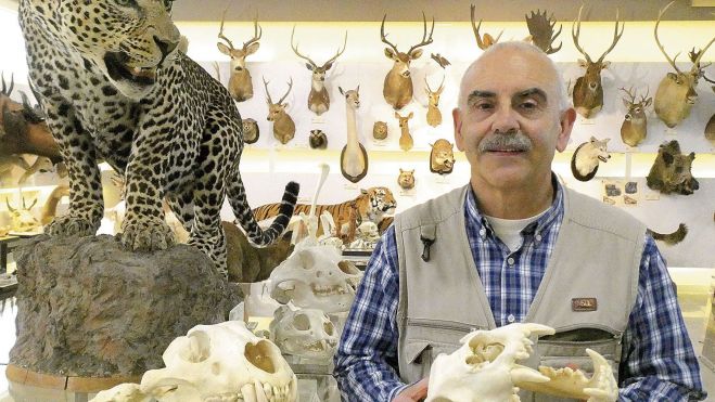 Luis Miguel Fernández Blanco, todo pasión, en la sala de grandes mamíferos. Luis Miguel Fernández Blanco, todo pasión, en la sala de grandes mamíferos.