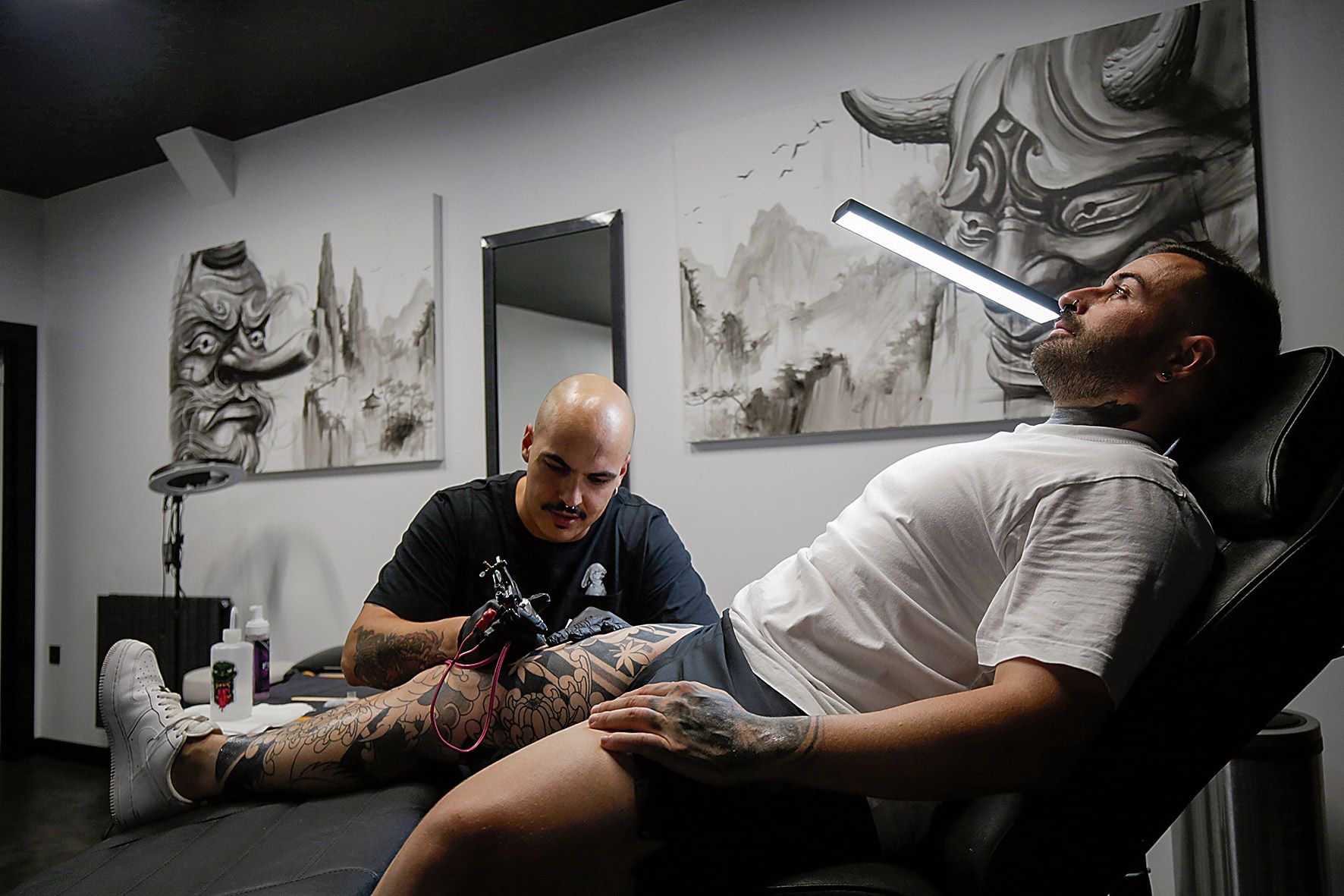 Metal Tattoo, con más de tres décadas de trayectoria, es uno de los estudios más conocidos de la ciudad de León. | FERNANDO OTERO