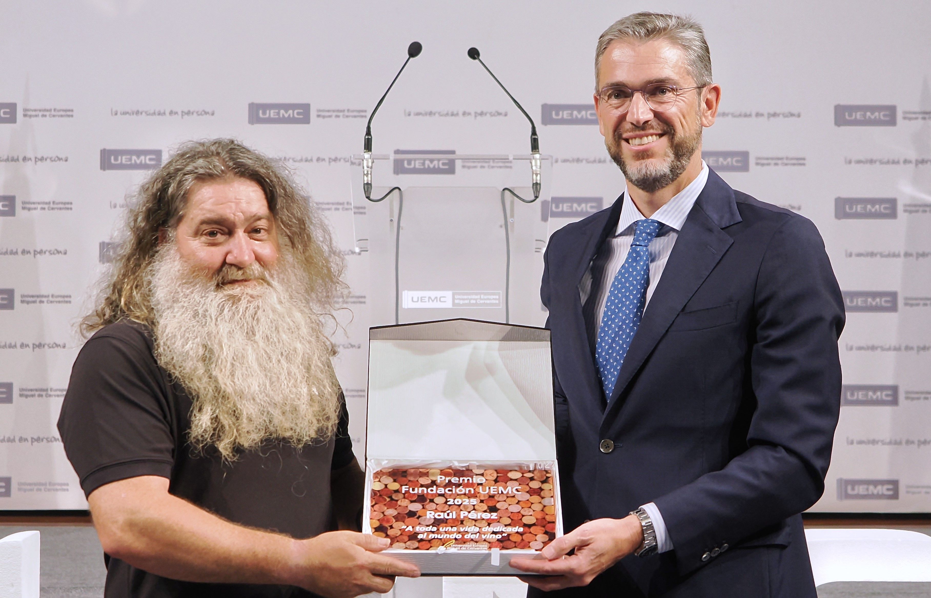 Entrega del premio a Raúl Pérez.