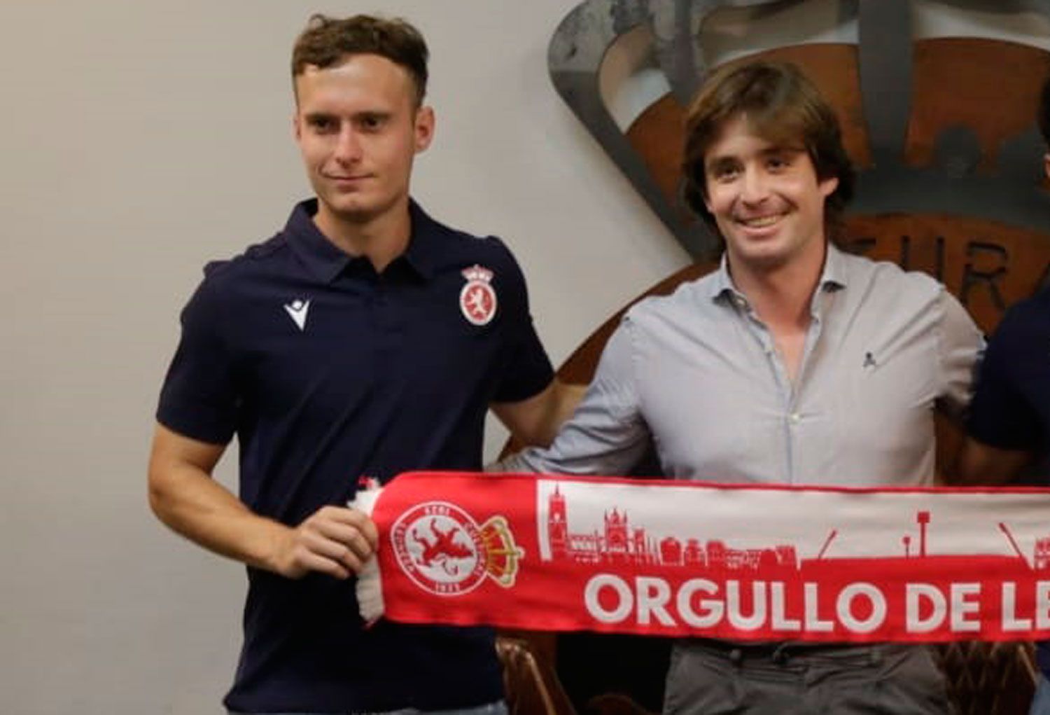 Tresaco, junto al director deportivo Manzanera en su presentación. | FERNANDO OTERO