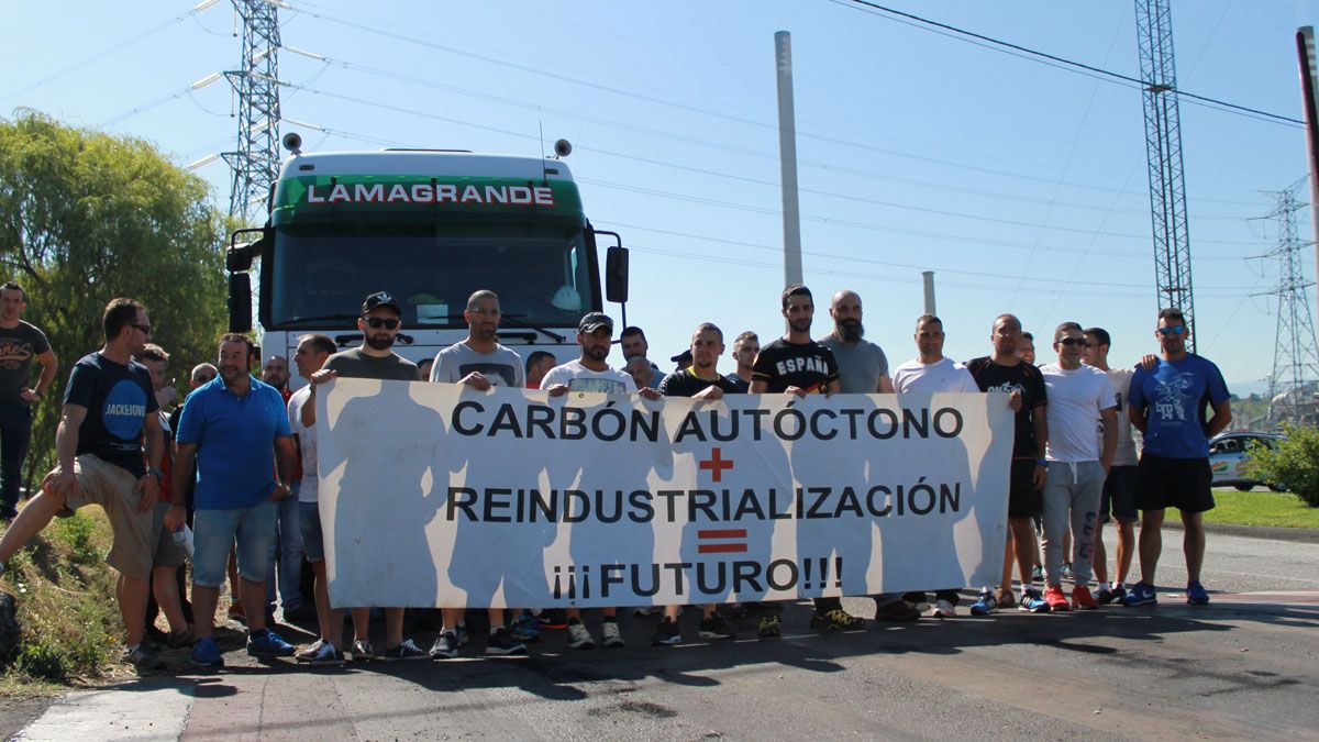 Los trabajadores mineros han protagonizado diversas manifestaciones anteriores a las puertas de la térmica.| CÉSAR SÁNCHEZ (ICAL)
