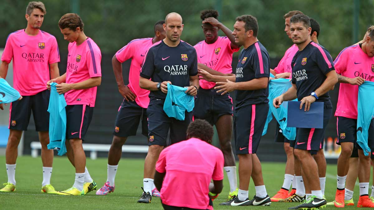 Carlos Hugo, a la derecha, en un entrenamiento del filial del F.C. Barcelona mientras Eusebio da instrucciones. | F.C. BARCELONA