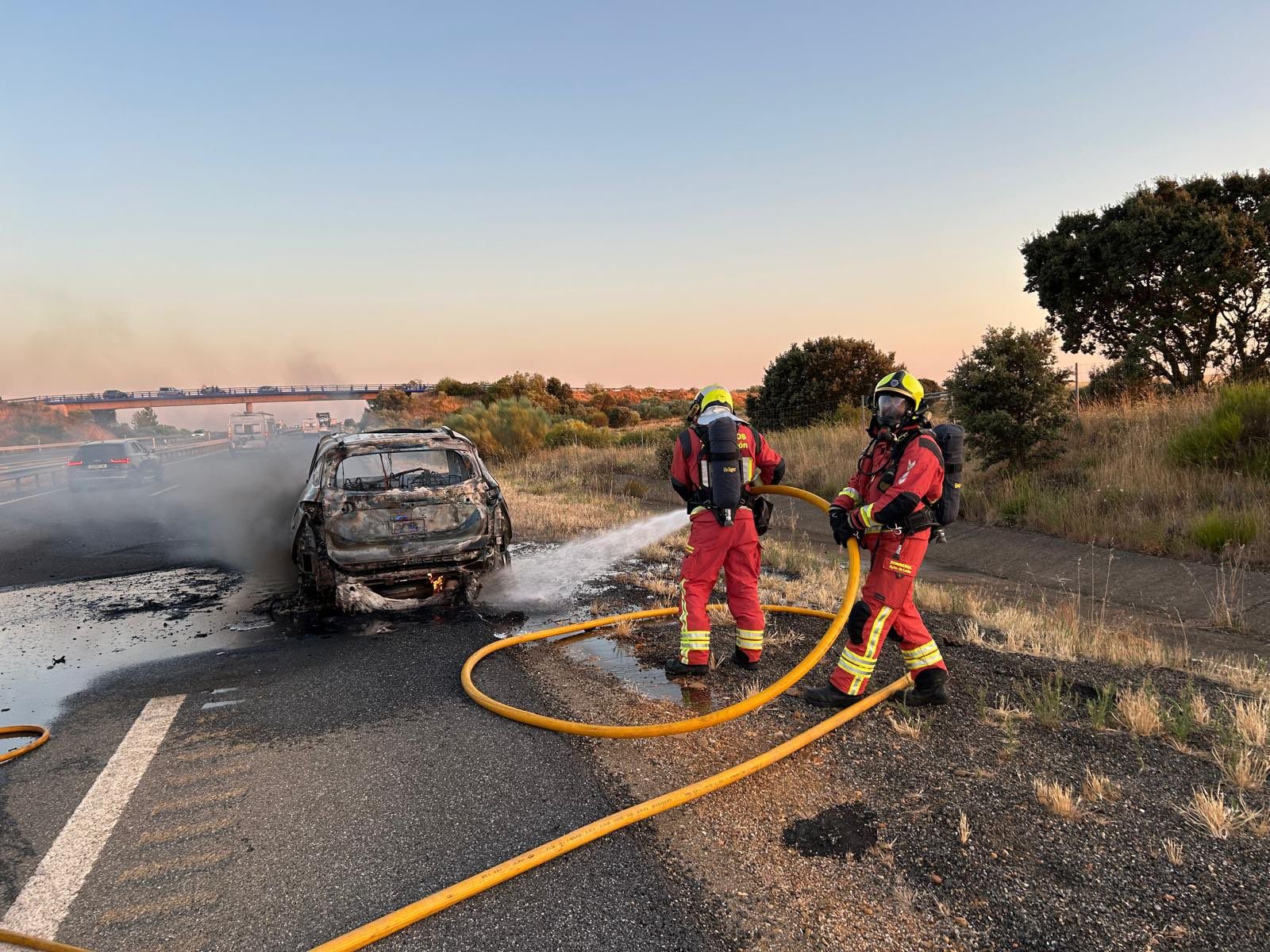 Imagen de las labores de extinción del fuego |BOMBEROS DE LEÓN