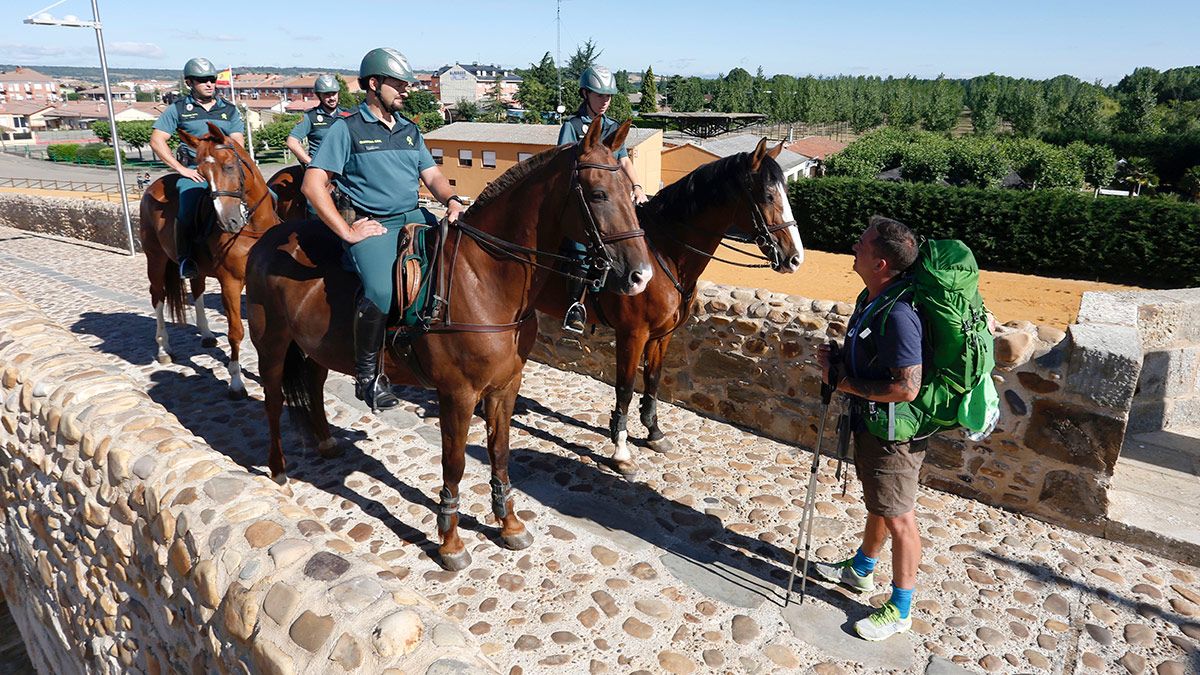 Miembros del Escuadrón de Caballería de la Guardia Civil, recorren tramos del Camino de Santiago en la provincia de León para asegurar y prestar apoyo a los peregrinos. | REPORTAJE GRÁFICO: CARLOS S. CAMPILLO