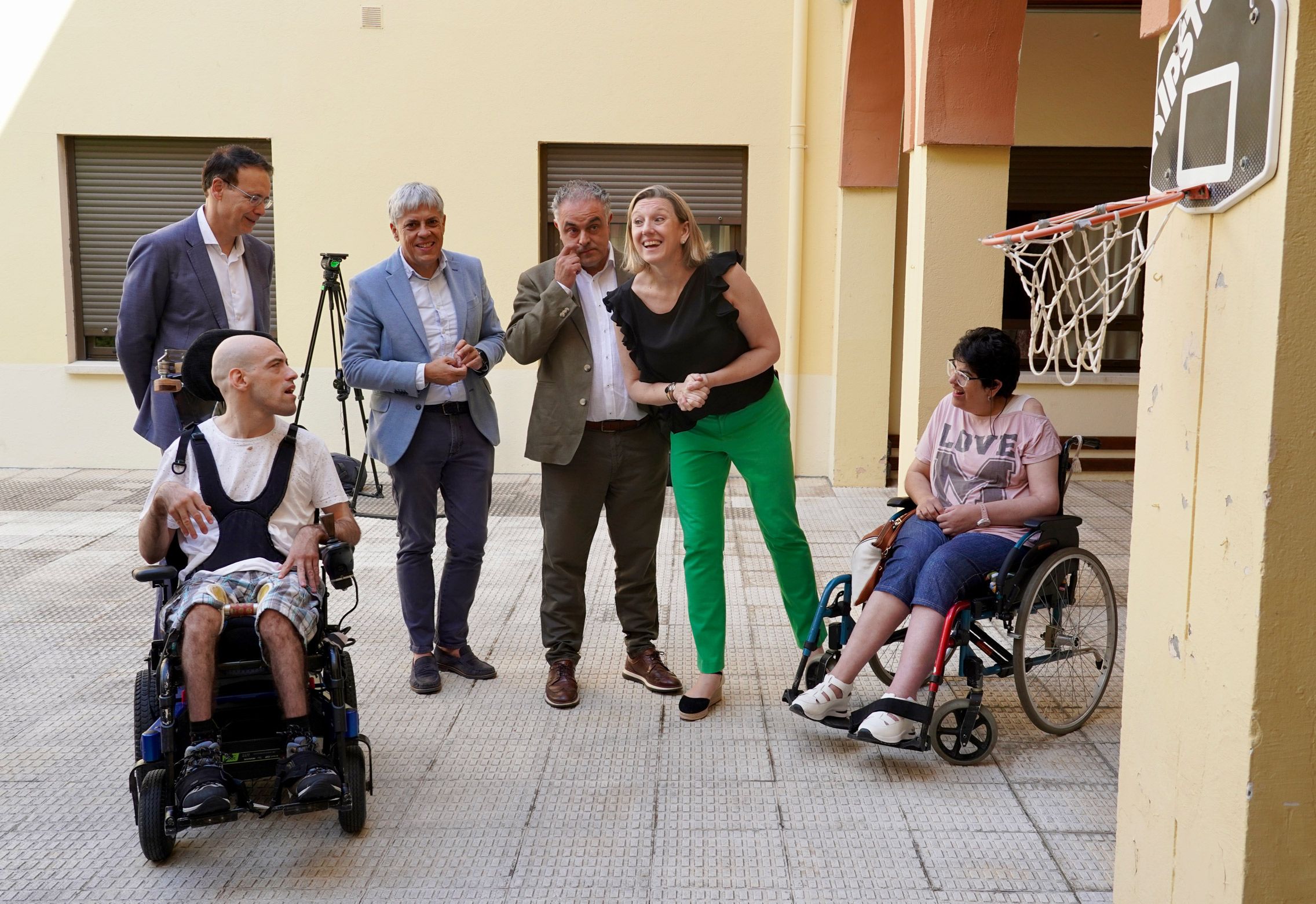La vicepresidenta de la Junta, Isabel Blanco, durante la visita al centro de 'Las Cinco Llagas' de Astorga. | CAMPILLO (ICAL)