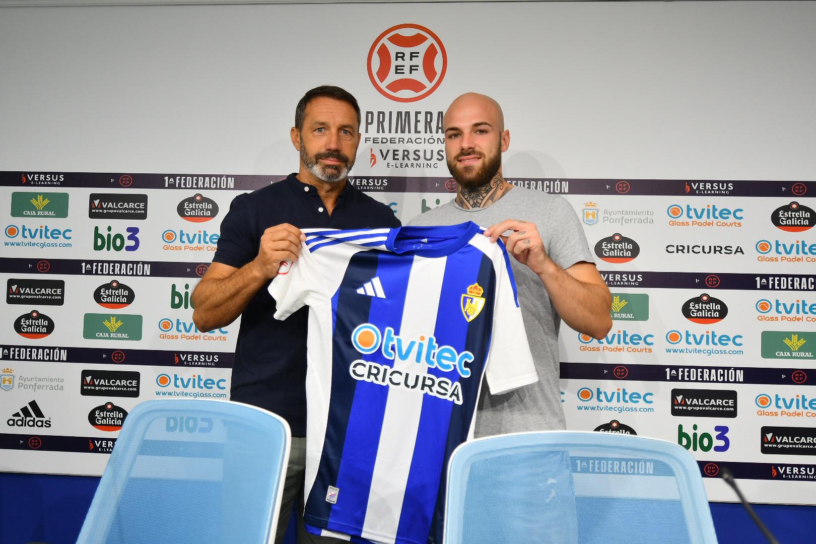 Sergio Benito, junto a Sietes durante la presentación. | QUINITO