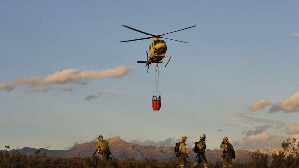 Imagen de archivo de un helicóptero apagando un incendio. |LNC