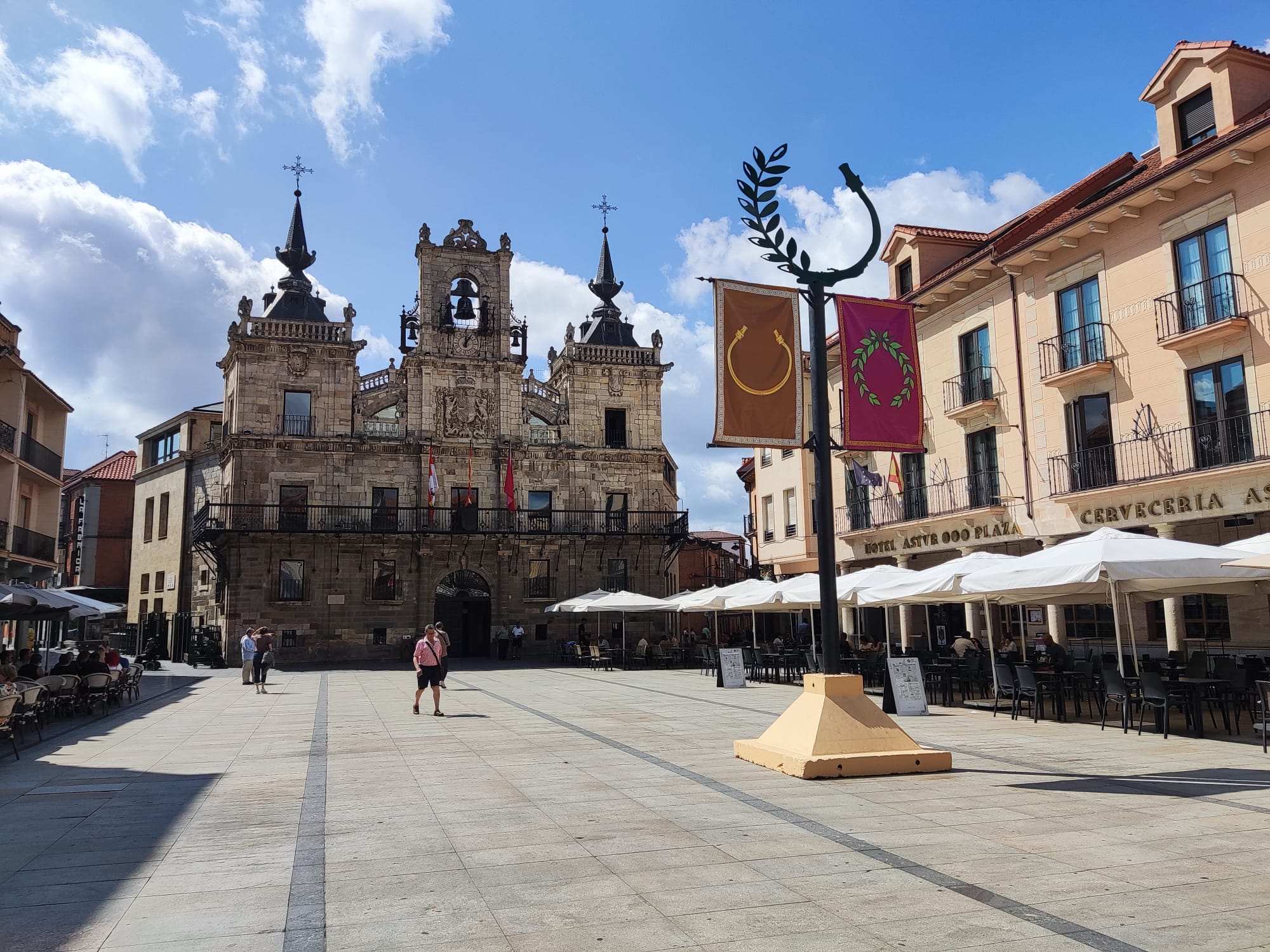 El estandarte de Astures y Romanos lucen en la plaza Mayor de Astorga. | A. RODRÍGUEZ
