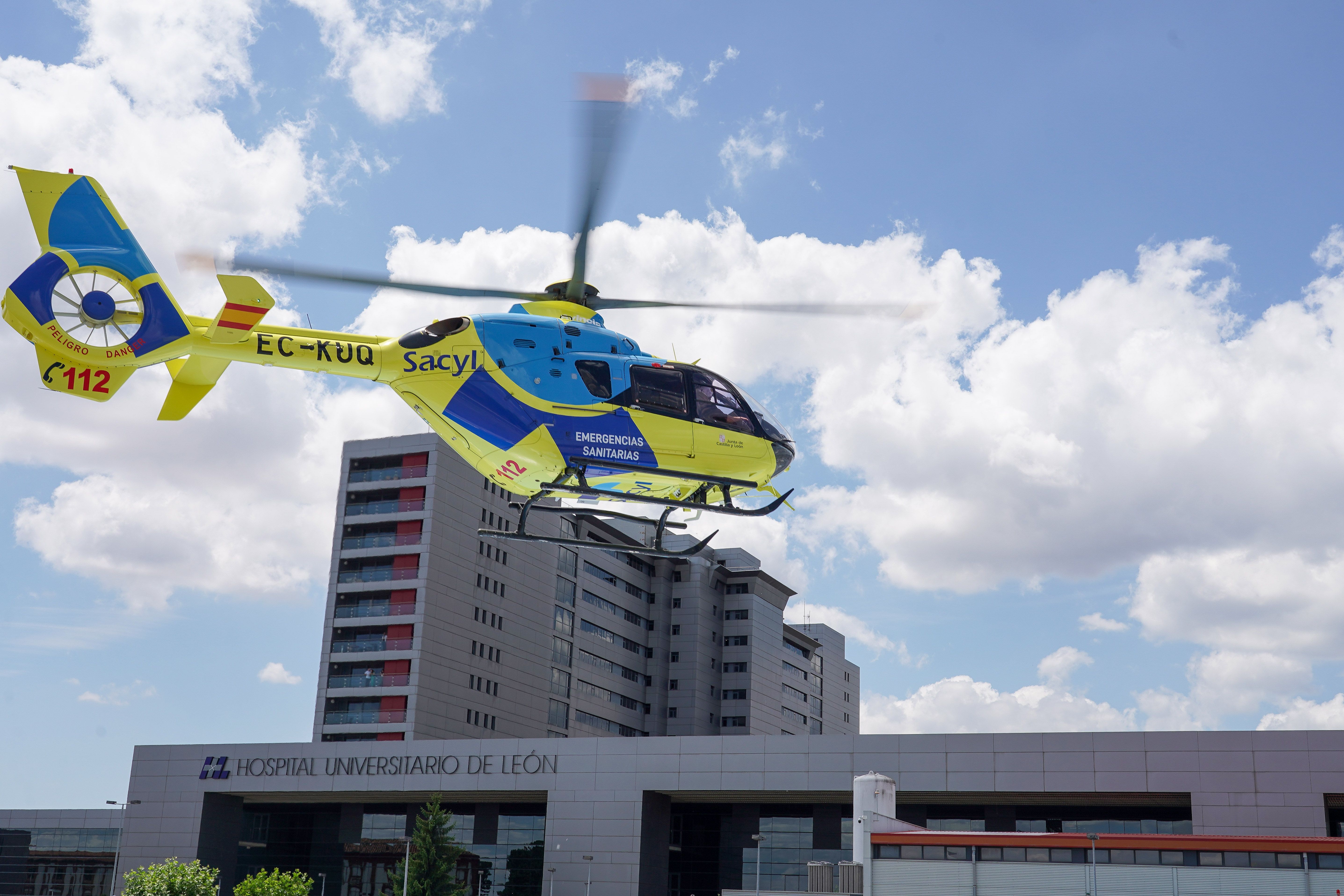  Helicóptero sanitario en el Hospital de León. |CAMPILLO (ICAL)