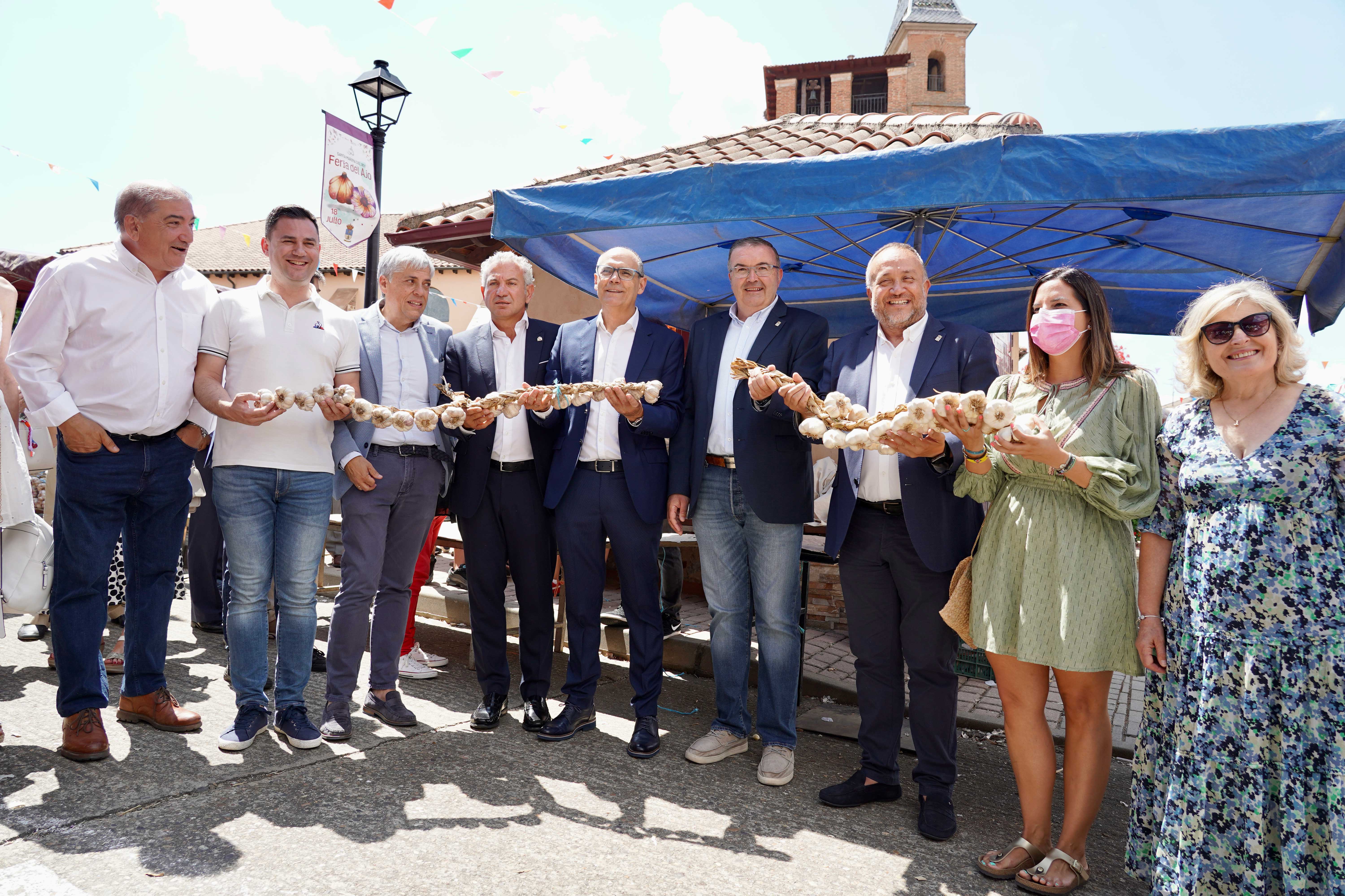 La vicesecretaria general del PSOE de Castilla y León, Nuria Rubio, recorre los puestos de la Feria del Ajo de Santa Marina del Rey. |CAMPILLO (Ical)