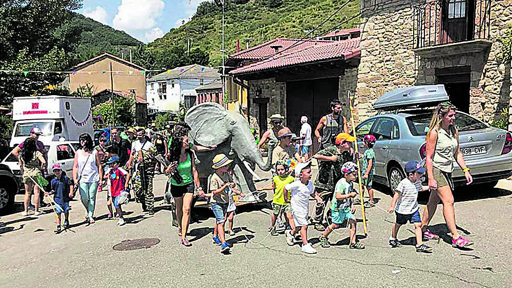 En las ediciones anteriores la expedición vecinal a la cacería se debió conformar con uno de cartón piedra. | L.N.C.