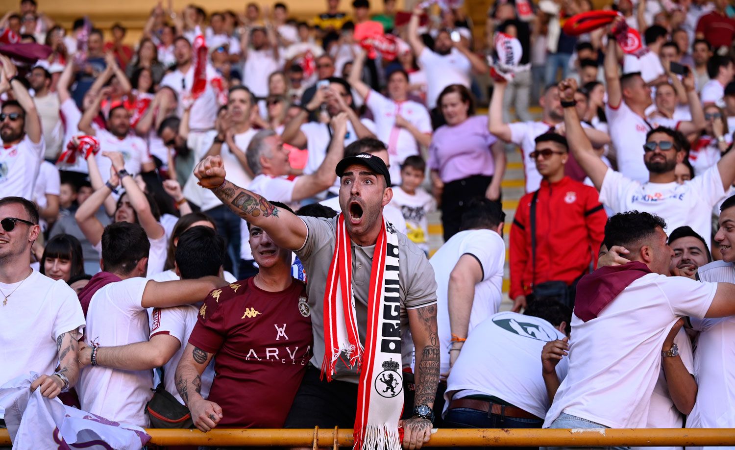Los aficionados de la Cultural festejan el gol del día del ascenso. | SAÚL ARÉN