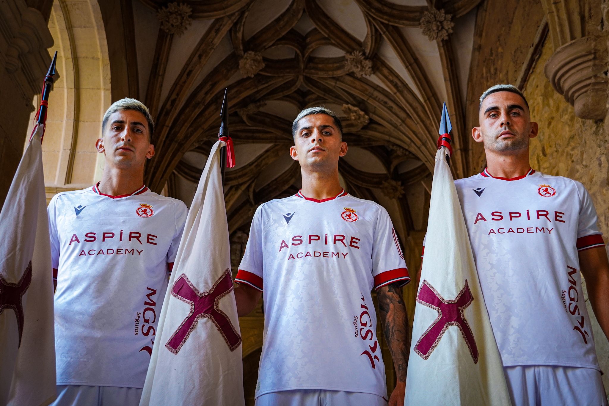 Pibe, Bicho y Fornos, con la nueva camiseta. | CYD