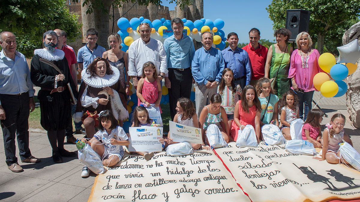 Foto de la corporación municipal, Kamaru Teatro y los niños ganadores del concurso infantil ‘Conociendo a Cervantes’. | T. Giganto