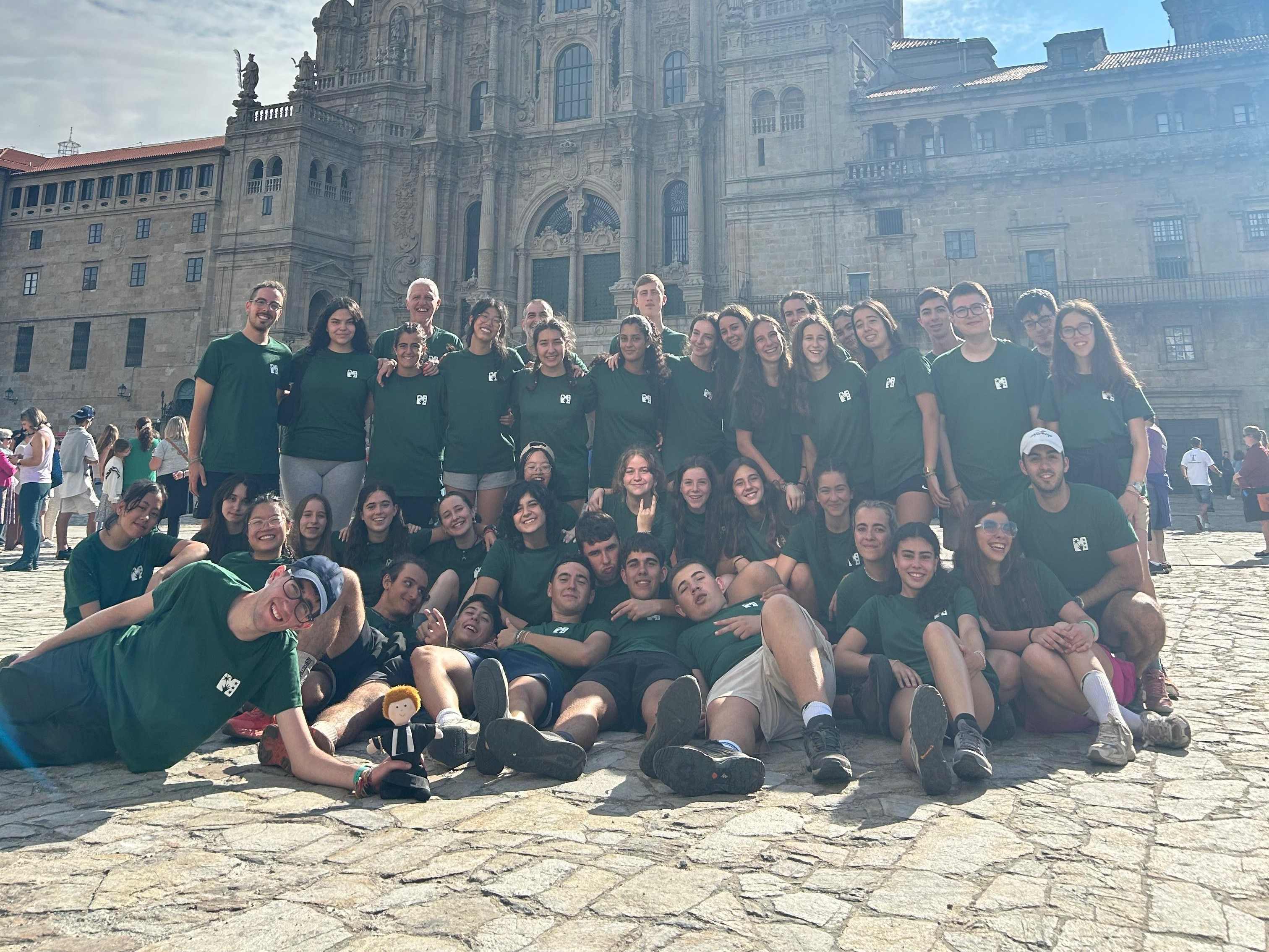 Alumnos maristas de León llegando a Santiago. |L.N.C.