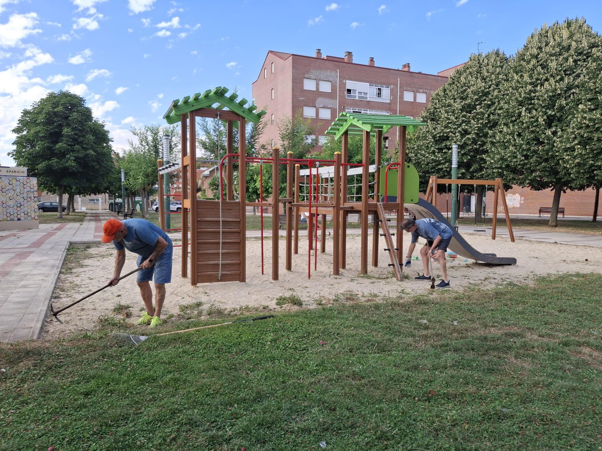 Imagen de los voluntarios limpiando el Parque de Juan Pedro Regalado. |L.N.C.