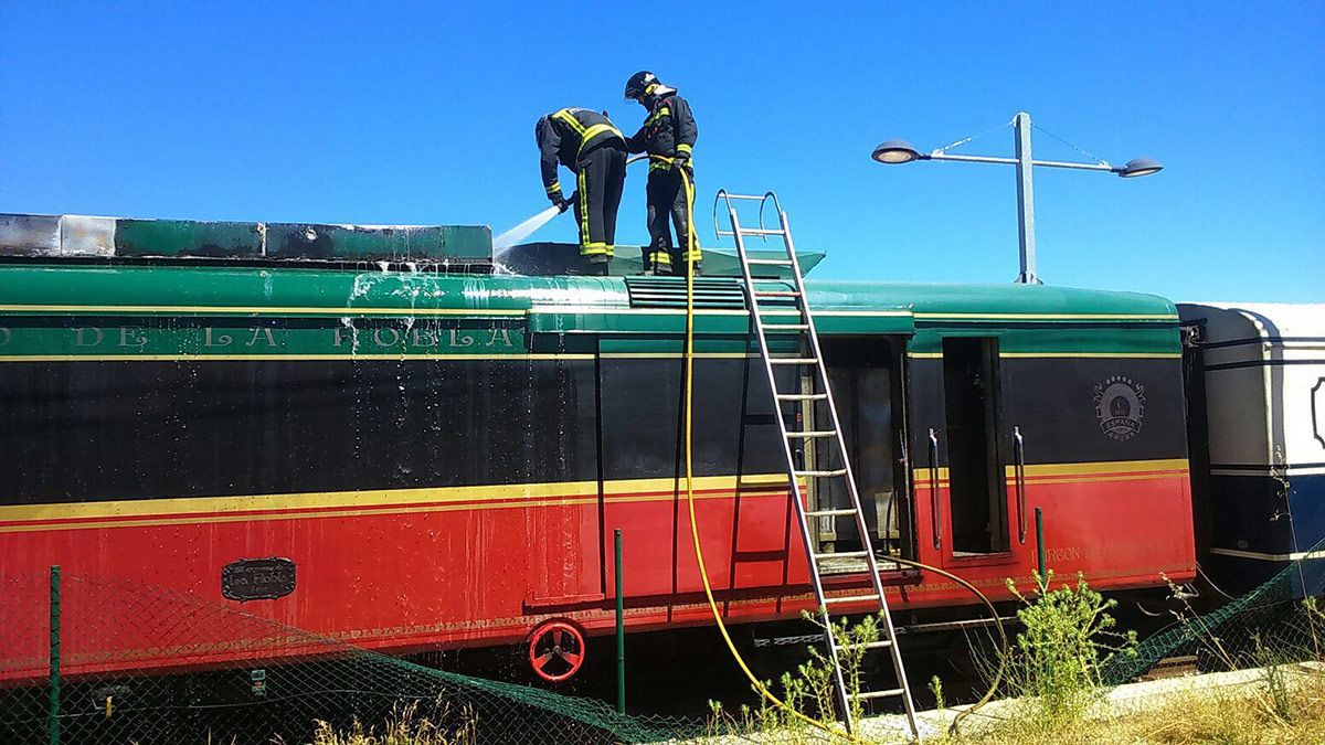 Los Bomberos de León extinguen el fuego originado en el Transcantábrico. | BOMBEROS DE LEÓN
