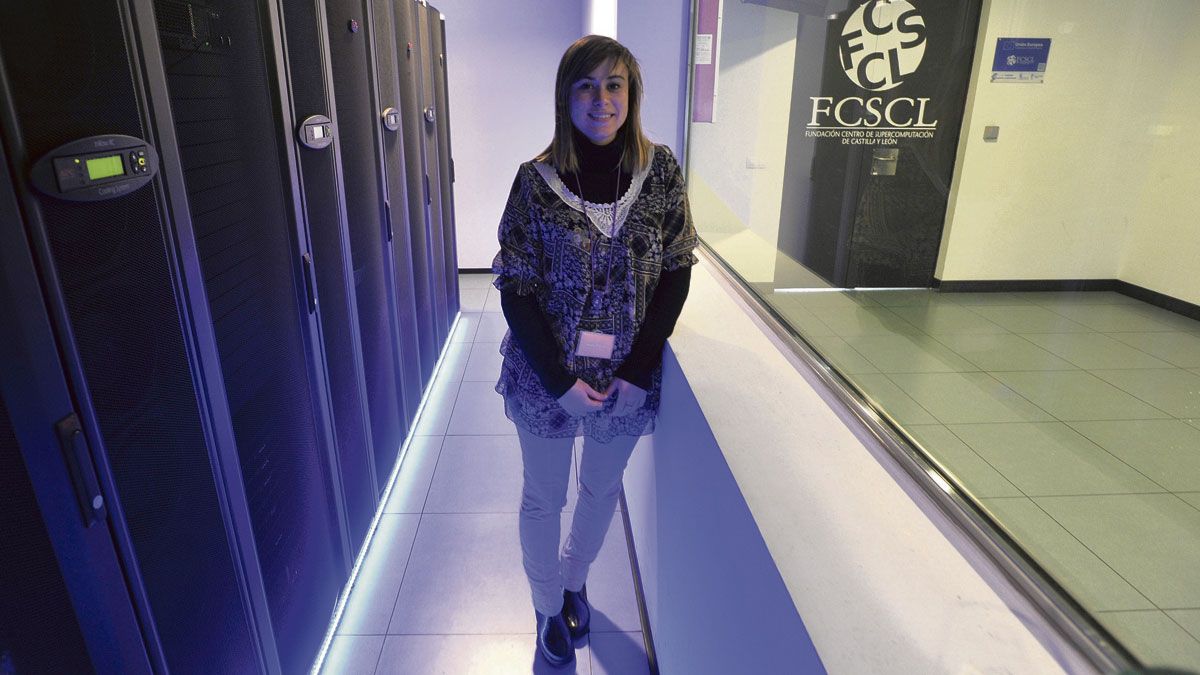La responsable del proyecto de selección genética ovina, Cristina Esteban, en el Centro de Supercomputación.| DANIEL MARTÍN
