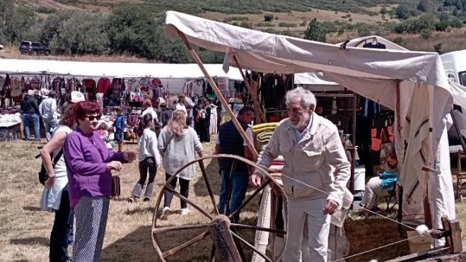 Exhibición de cardado de lana durante la feria de Murias de Paredes.