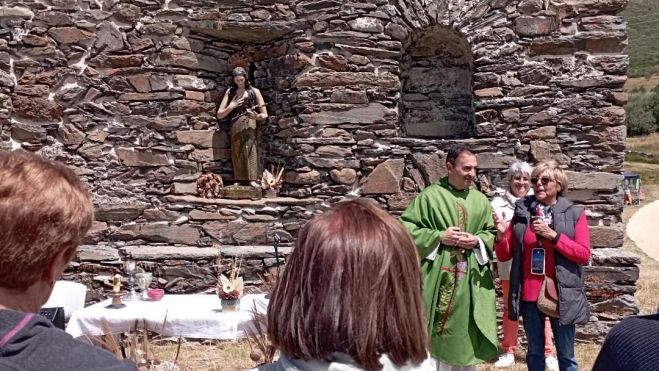 La alcaldesa, Mari Carmen Mallo, anima a los presentes a disfrutar de esta jornada de convivencia.