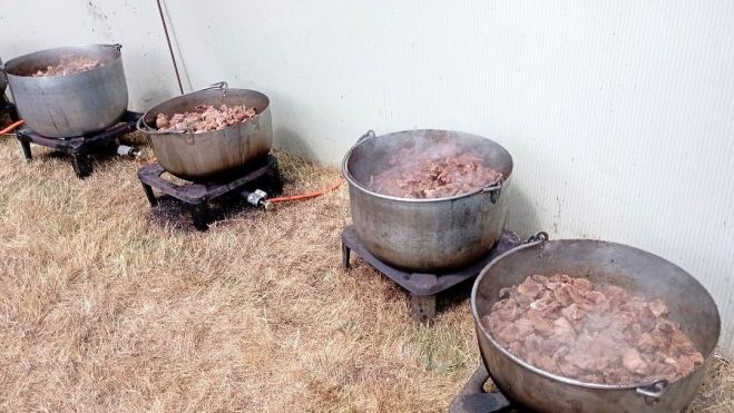 Elaboración de la caldereta en la feria de Murias de Paredes.