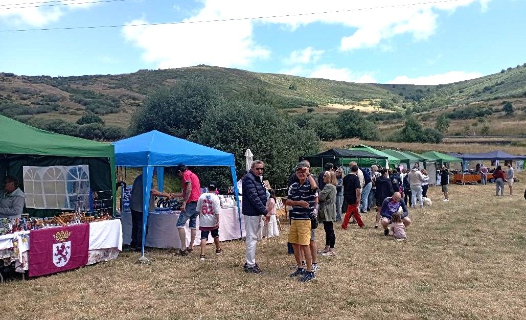 Detalle del mercado artesano participante en la feria de Murias de Paredes.|ESTEFANÍA NIÑO
