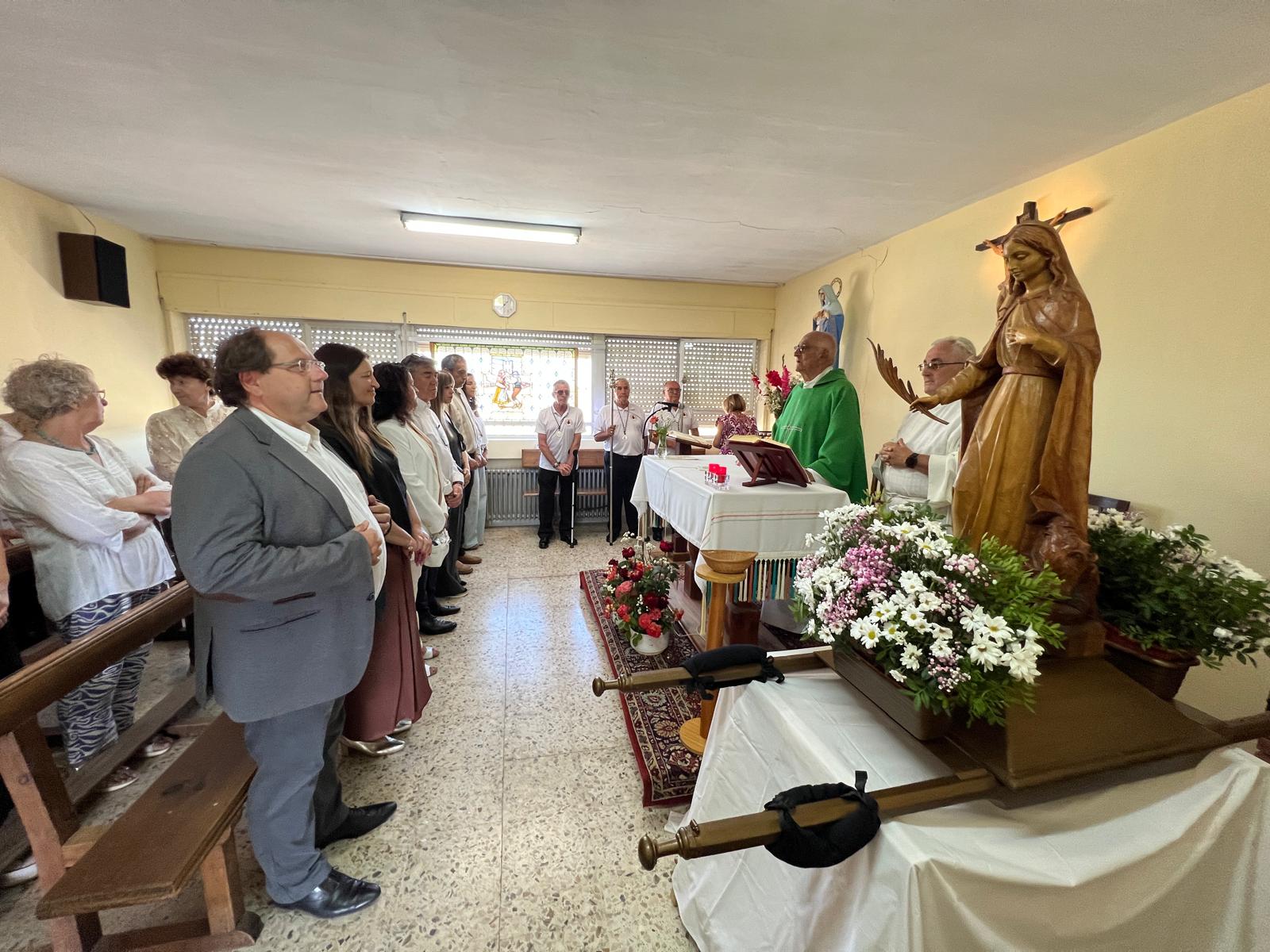 La misa solemne contó con la presencia del alcalde de La Bañeza, Javier Carrera. |L.N.C.