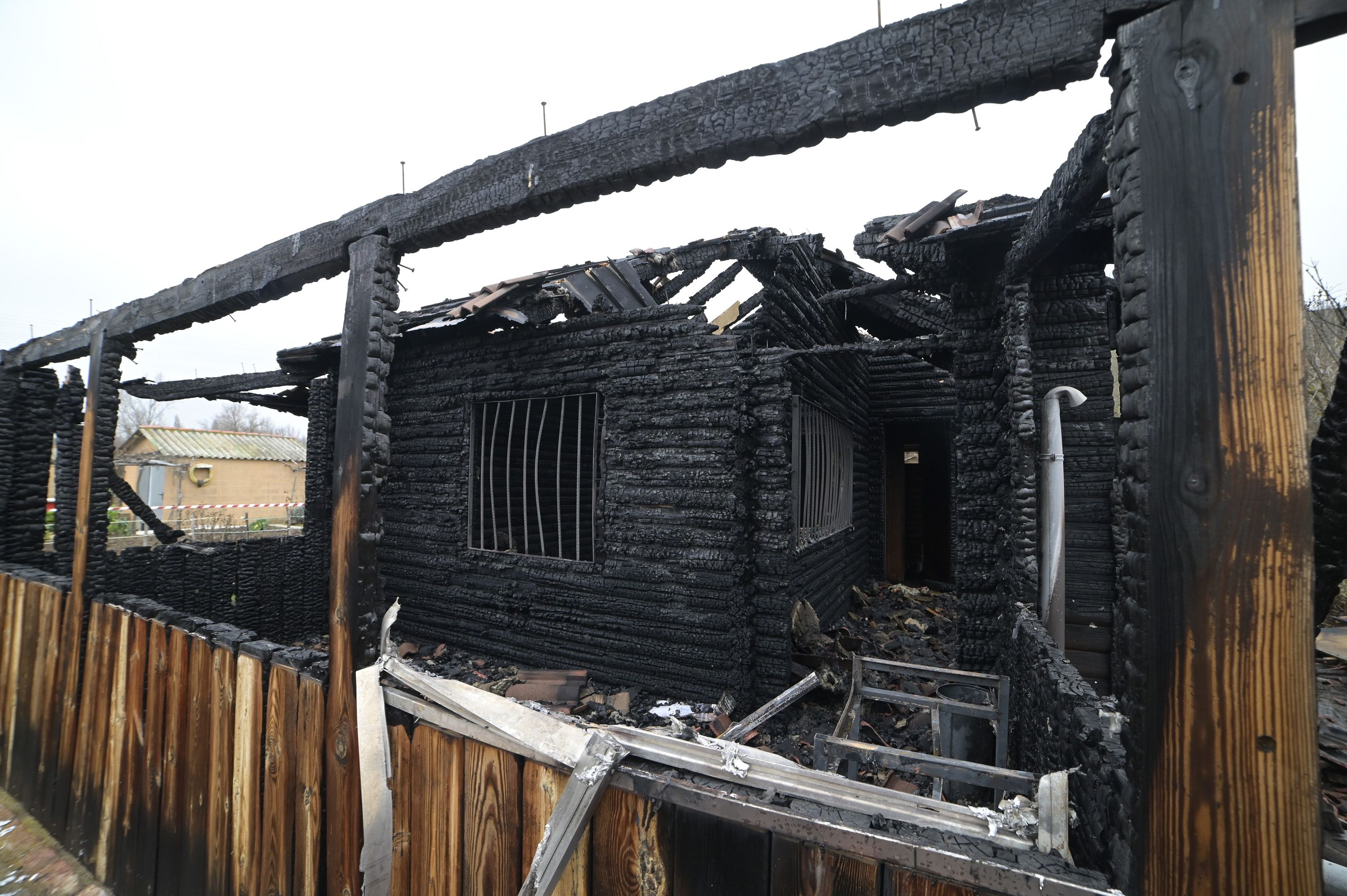 Estado en el que quedó la antigua caseta de oficinas y aseos de los huertos. | MAURICIO PEÑA