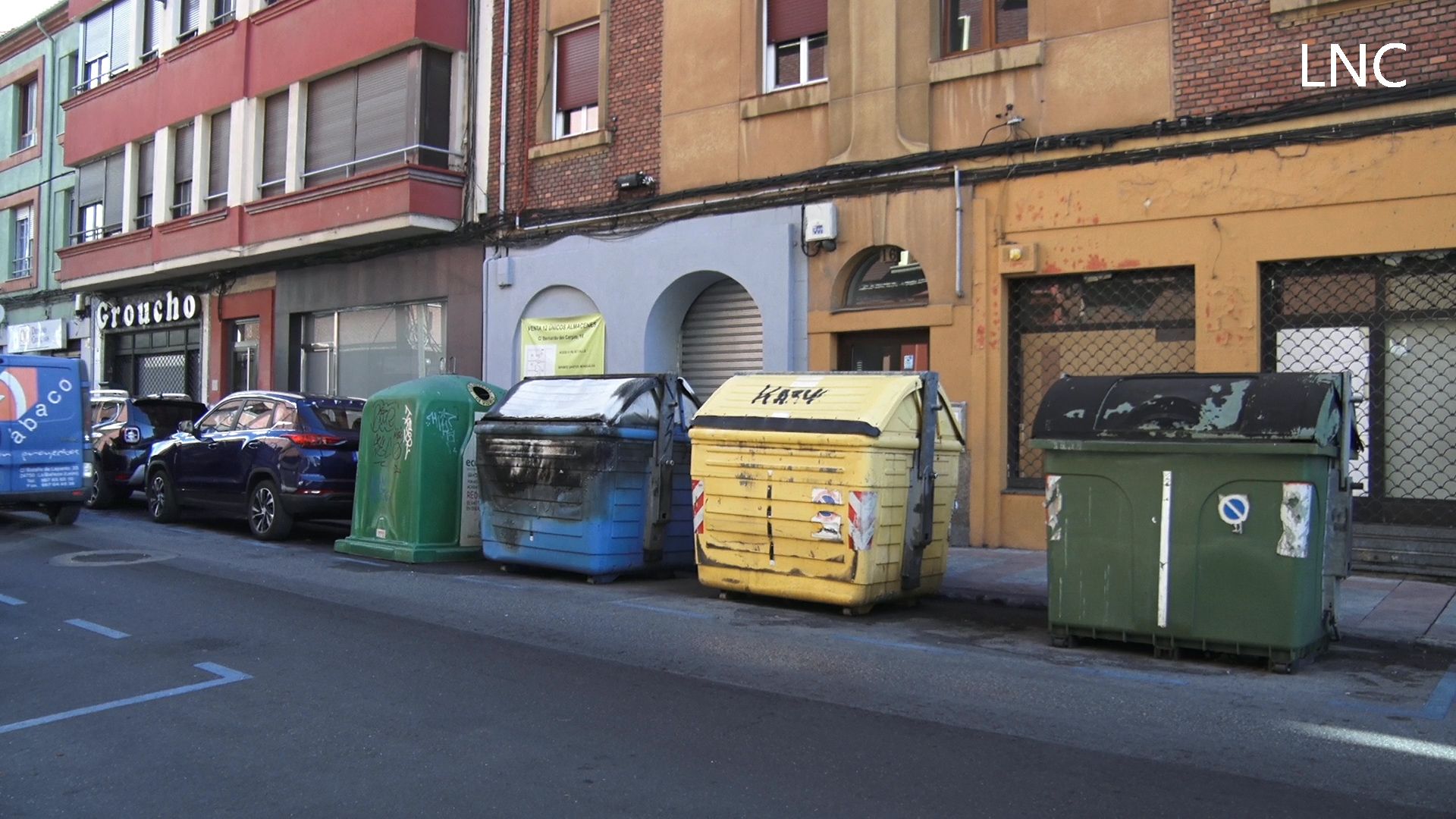 Imagen de la calle Bernardo del Carpio tras el incendio de un coche. | LAURA PASTORIZA